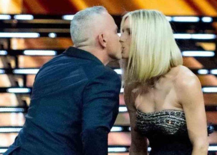 eros-ramazzotti-e-michelle-hunziker-bacio-Arlex.it