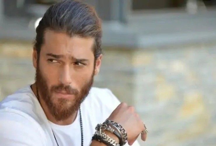 Can Yaman costretto a letto - Arlex