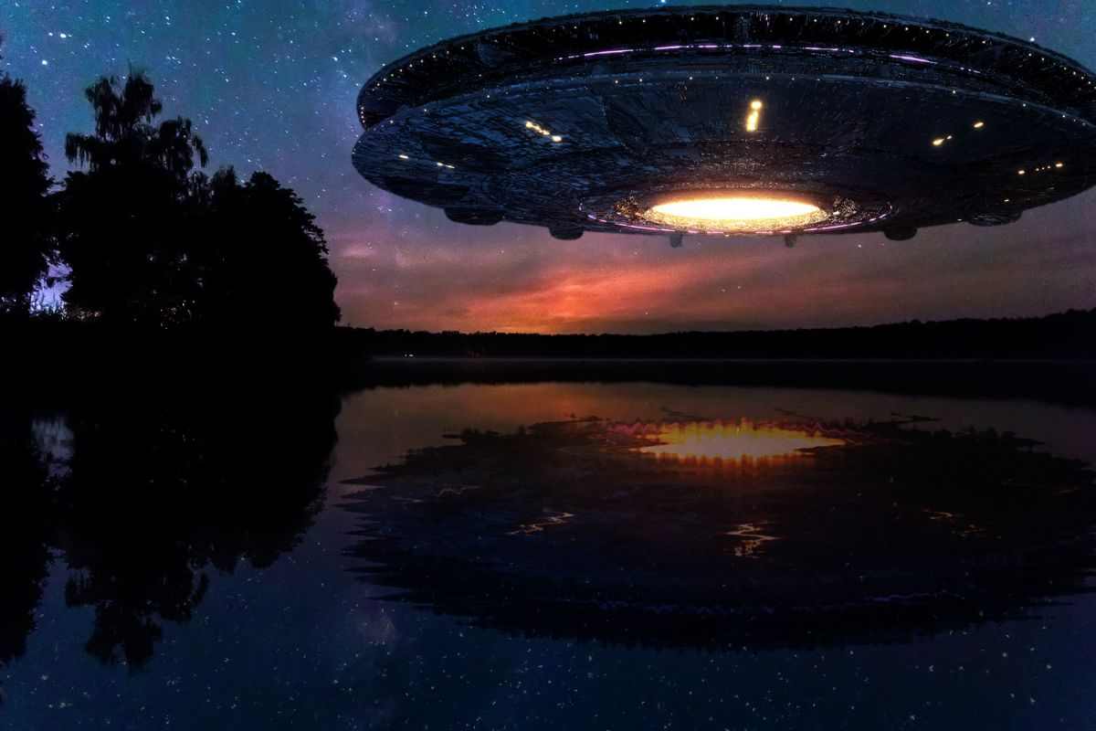 Gigantesca nave aliena nello spazio