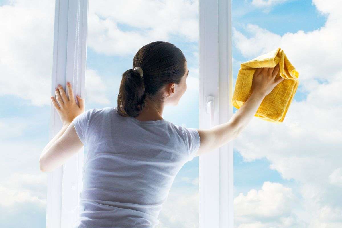 pulire i vetri senza detersivi